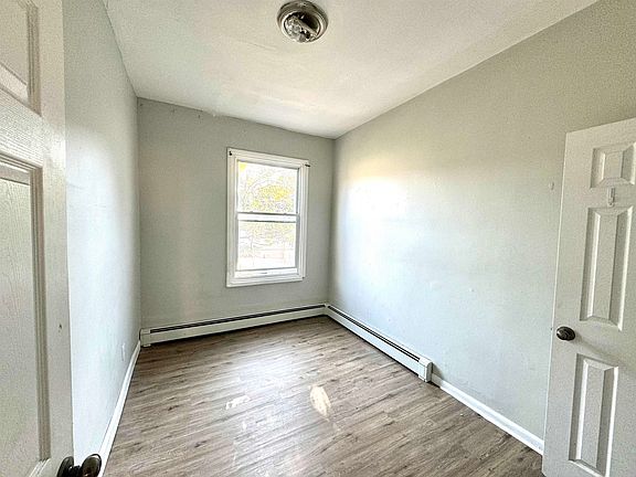 4th image of 398 Baldwin Ave #2A