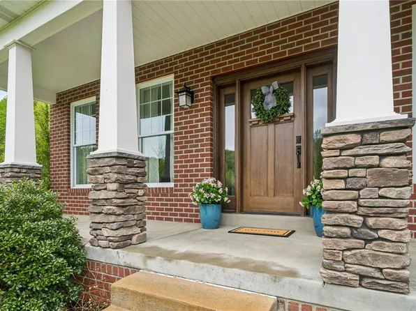 1174 Lauralynn Dr, Latrobe, PA 15650
