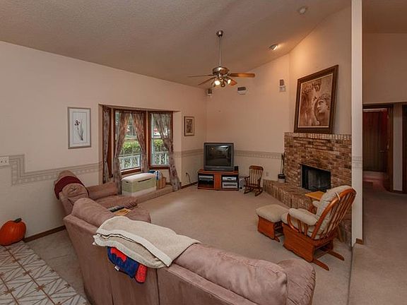 5th image of 940 Glenview Cir