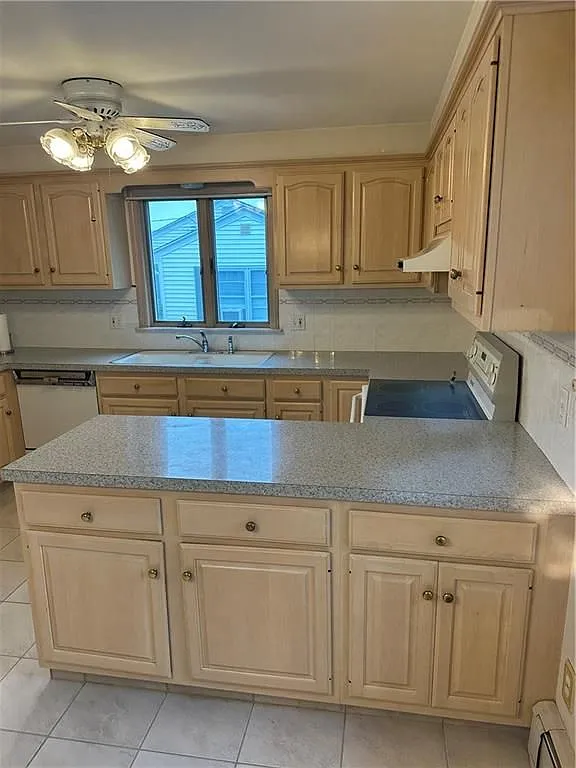 3 bed, 2.0 bath, 1316 sqft, $2,600 — Photo 4