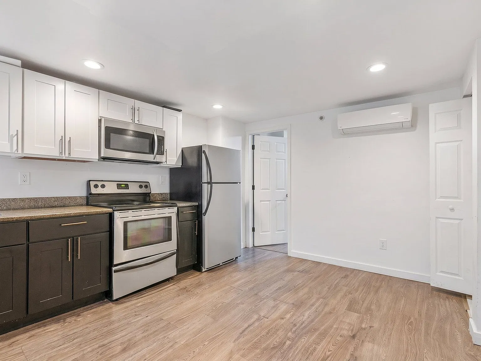 2 bed, 1.0 bath, 880 sqft, $1,100 — Photo 1