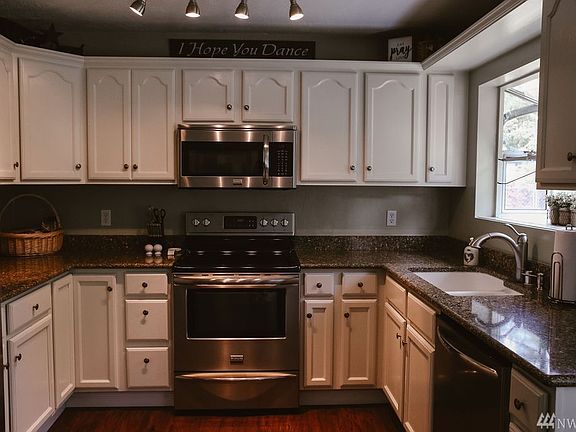 5th image of 406 Hemlock Park Ln