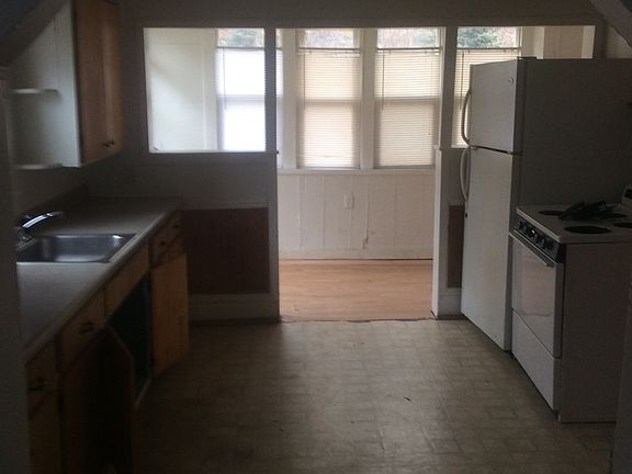 2nd image of 1121 NE Rock Island Ave