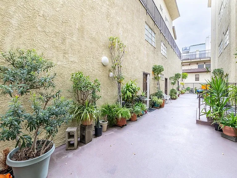 Las Casitas Apartments — Photo 8