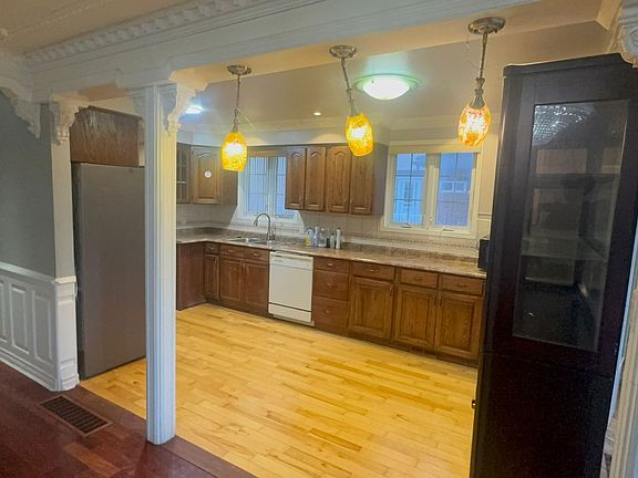 3rd image of 475 Silverstone Dr