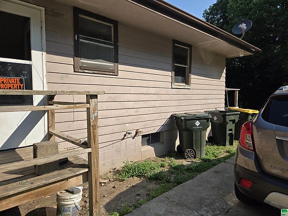 2nd image of 3923 Elmdale Ave