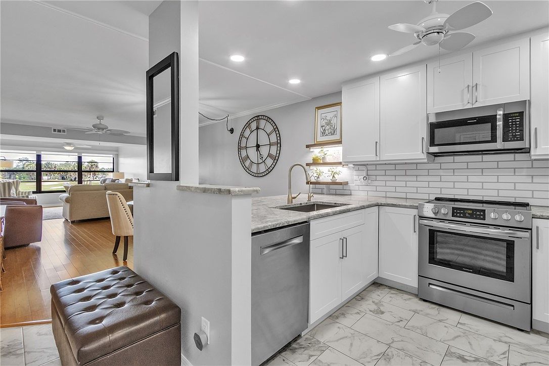 24 Plantation Dr APT 205