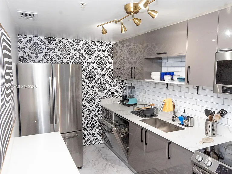 7501 E Treasure Dr #5M — Photo 8