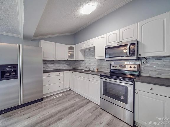 4th image of 205 N Lincoln St