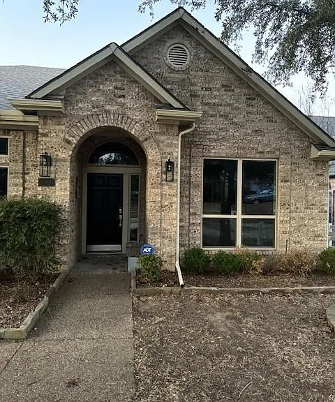 2909 Queen Mary Dr — Photo 4