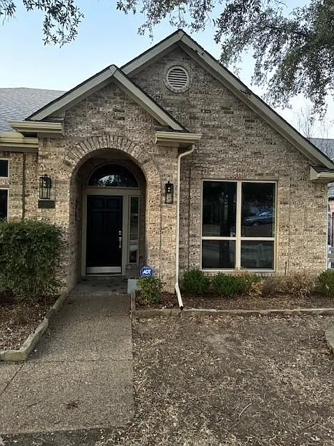 Building Photo - 2909 Queen Mary Dr