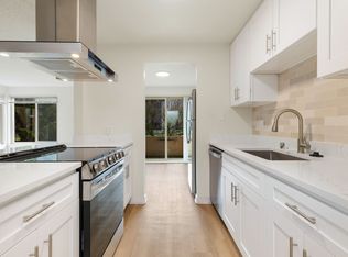 2410 W Manor Pl APT 402, Seattle, WA 98199