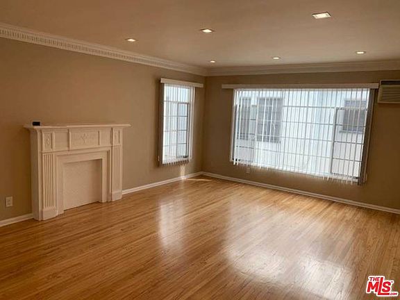 4th image of 1091 S Ogden Dr #1/2