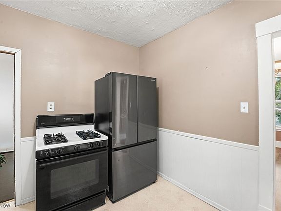 3rd image of 120 Grant Ave