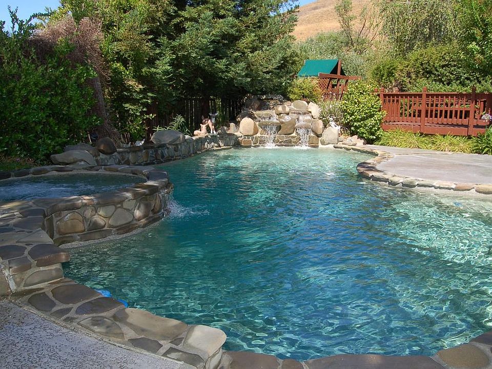 YARD PARTIAL VIEW FROM FAMILY ROOM