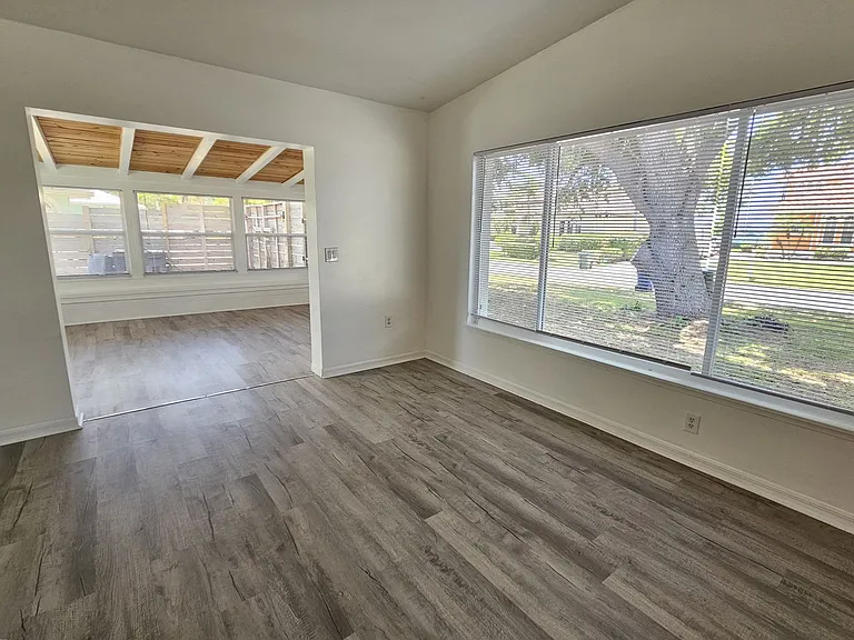 341 Bayshore Dr — Photo 4