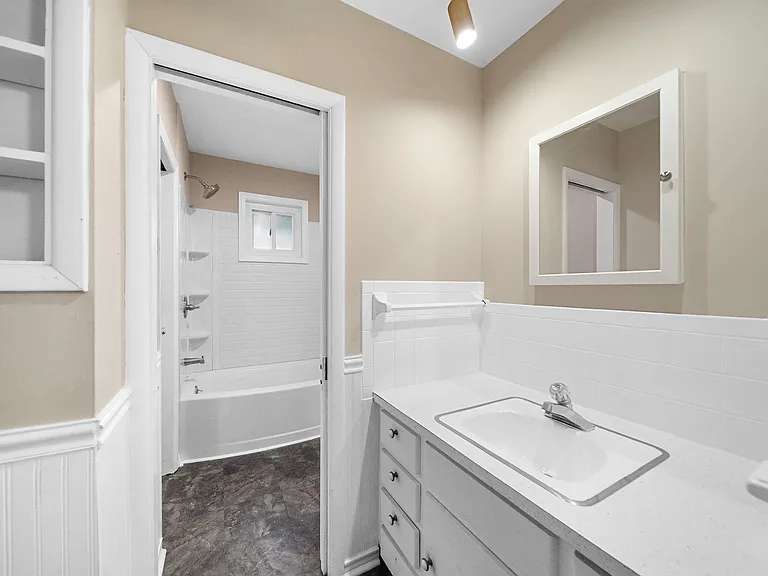 162 Osborne St — Photo 12