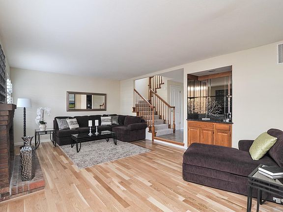 5th image of 574 W Sunnyoaks Ave