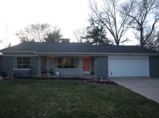 945 Greenview Dr, Springfield, IL 62704