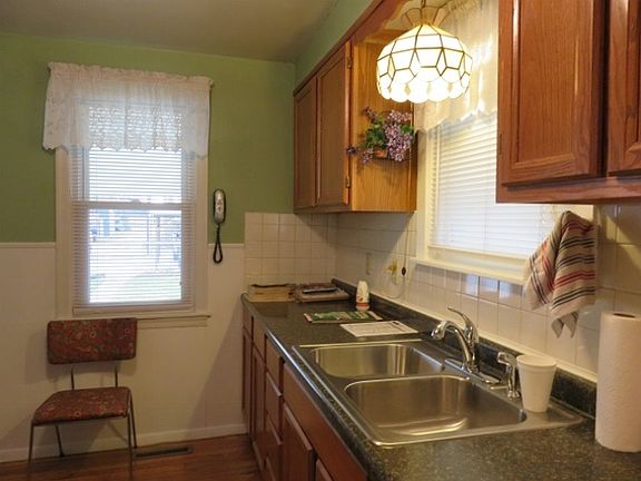 3rd image of 2715 E Memorial Dr