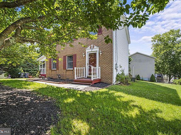 2nd image of 138 Pebble Brook Ln