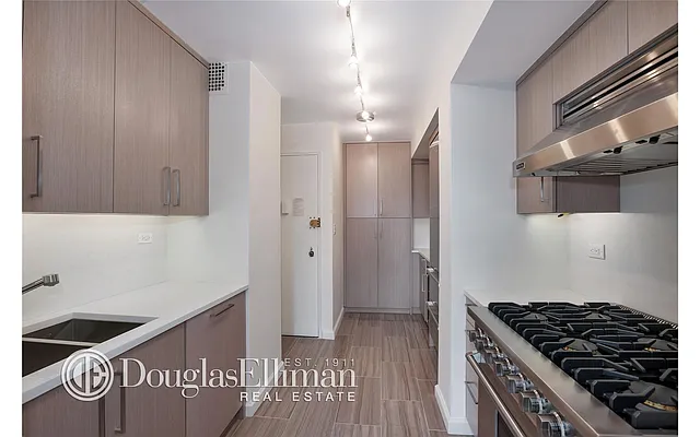 Rented by Douglas Elliman | media 14
