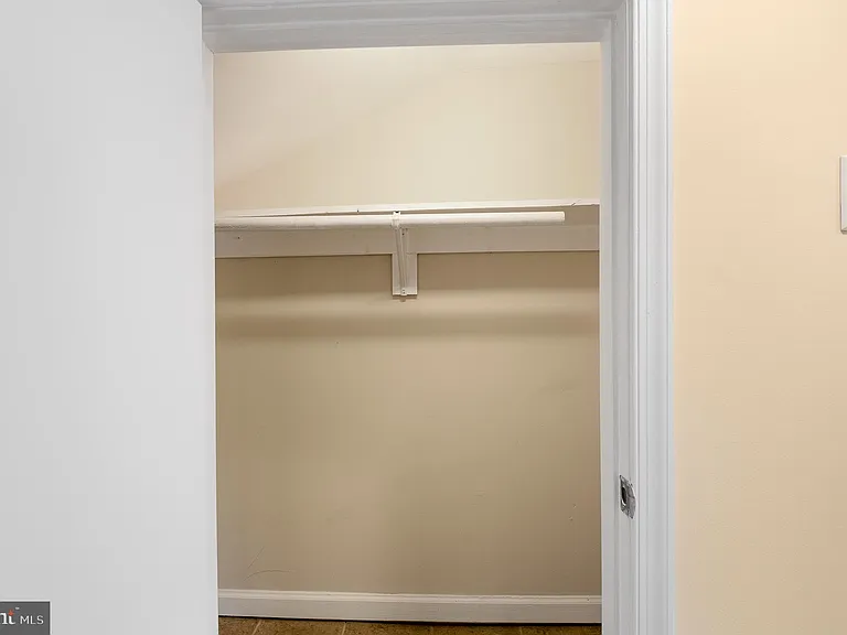1123 W Lombard St — Photo 36