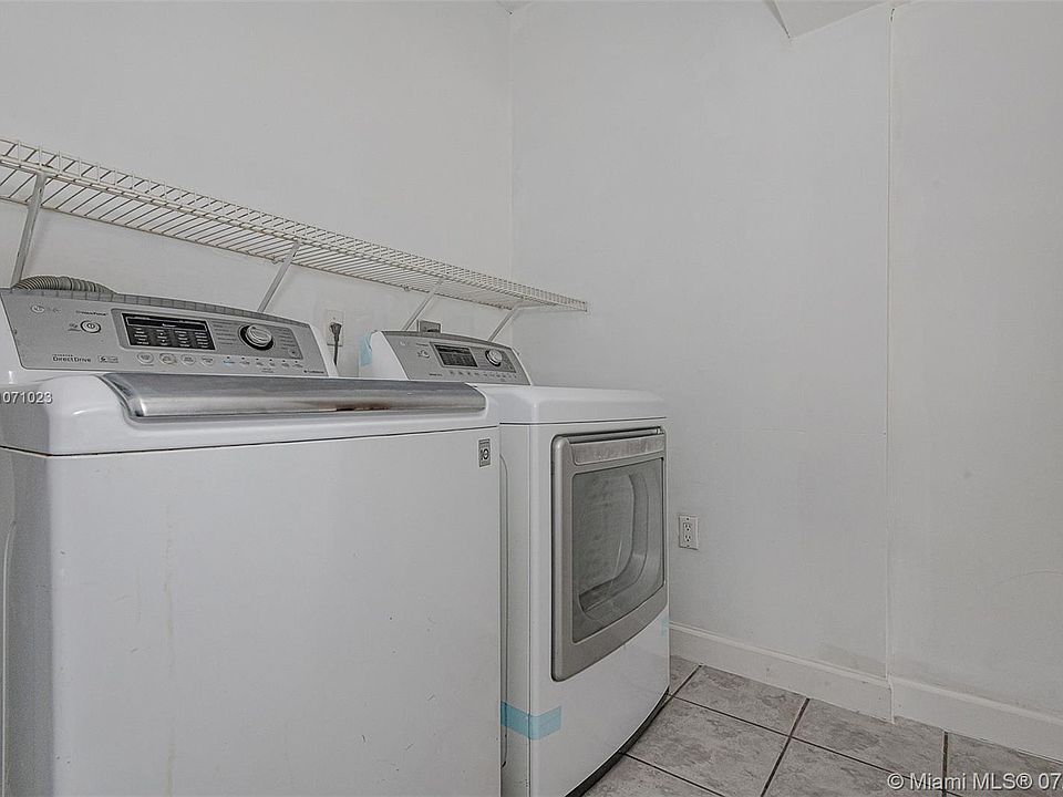 1st image of 118 East Dr