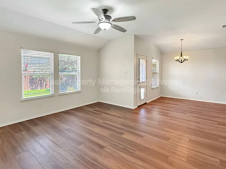 1305 Savannah Ridge Dr — Photo 9