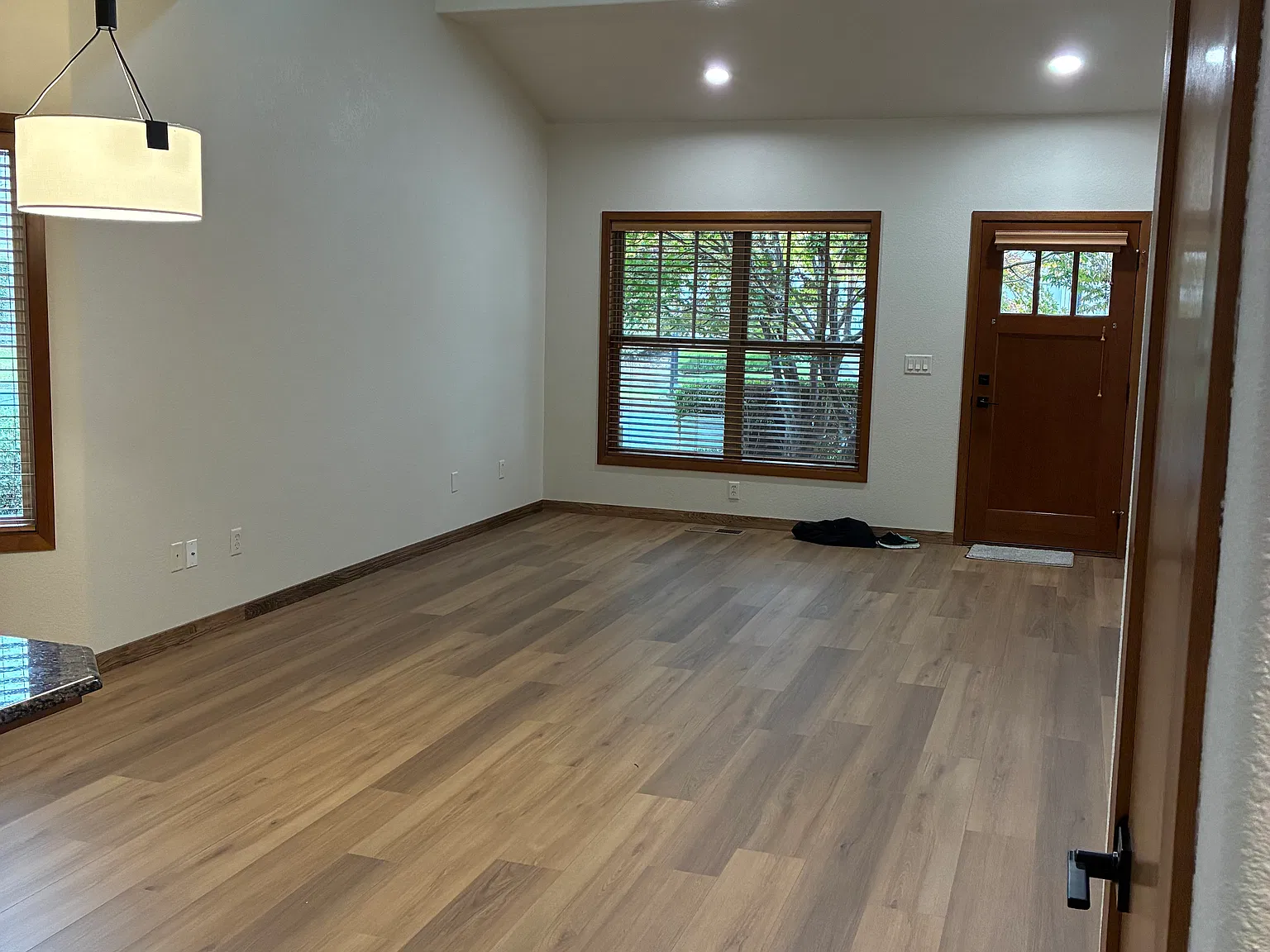 3 bed, 2.5 bath, 1915 sqft, $2,200 — Photo 2
