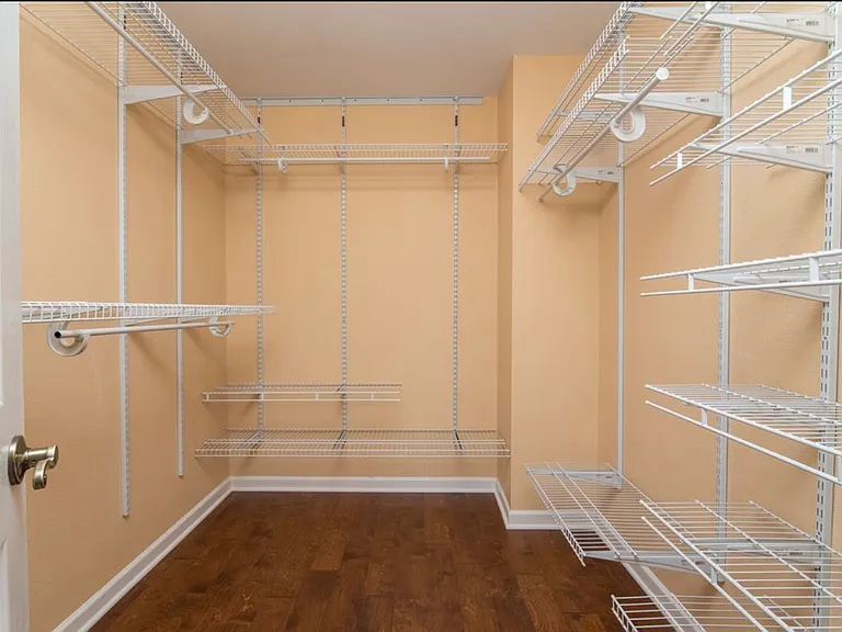 main bed walking closet