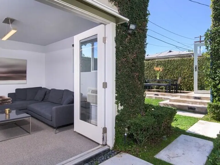 8842 Dorrington Ave — Photo 16