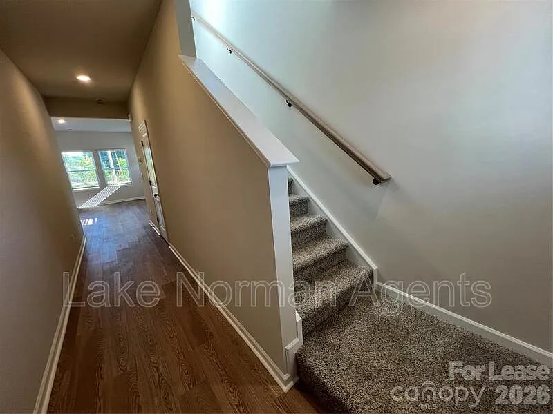 4 bed, 2.5 bath, 1934 sqft, $2,350 — Photo 3