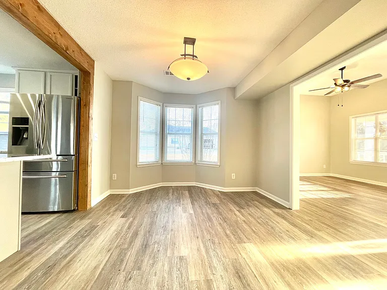 304 Greenview Ct — Photo 8