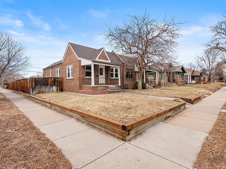 Excellent corner lot means a ton of south facing natural light.