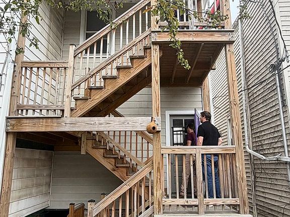 4th image of 823 S Carpenter St