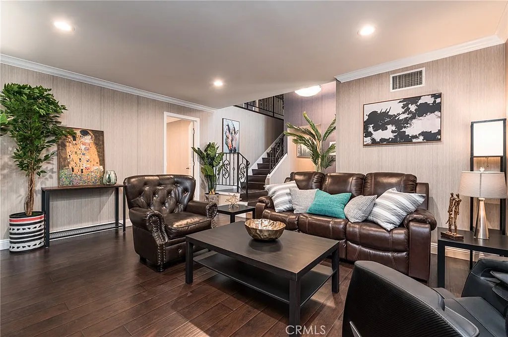 4 bed, 2.5 bath, 2307 sqft, $4,000 — Photo 4