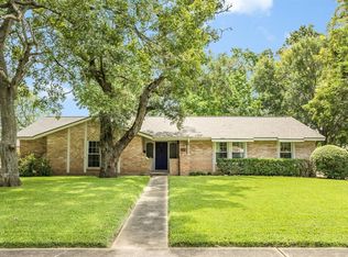 316 Linden Ln, Lake Jackson, TX 77566