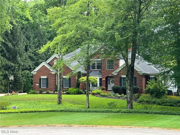 1035 Whisperwood Ln, Aurora, OH 44202