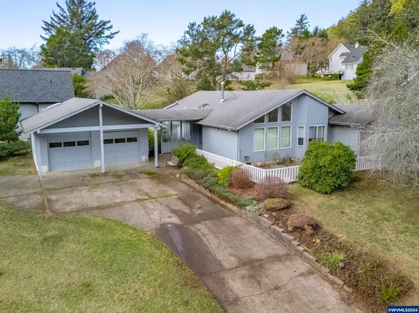 341 Combs Cir, Yachats, OR 97498