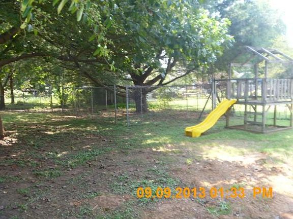 4th image of 132 Withers Ave