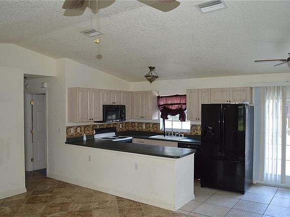 3rd image of 6098 NE Thomas Dr