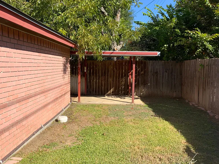 713 Clover Park Dr — Photo 6