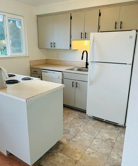 2315 E 13th St #8 — Photo 8