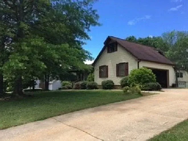 3 bed, 2.0 bath, 1800 sqft, $1,950 — Photo 2