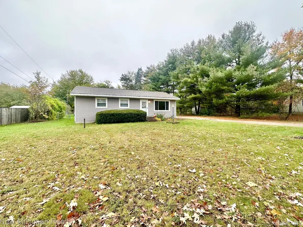 2621 Porcupine Trl, Lapeer, MI 48446