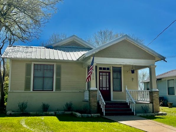 826 Mitchell St, Gonzales, TX 78629