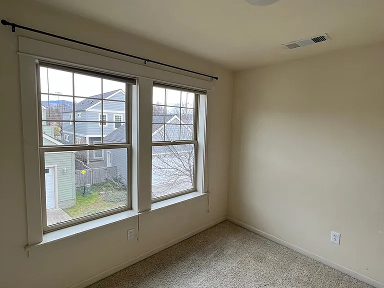 476 Clinton St — Photo 9