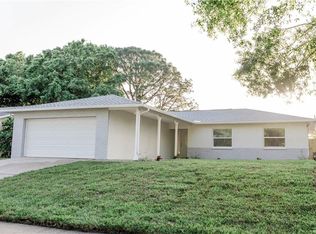 910 Lynnlea Ln, Tarpon Springs, FL 34689