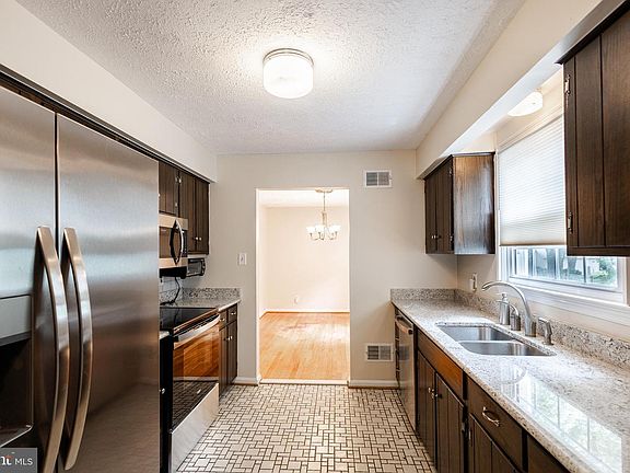 4th image of 2731 Sun Valley Dr